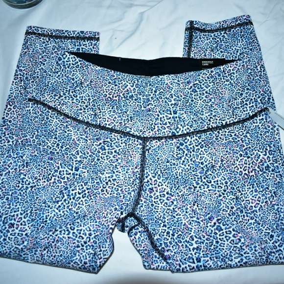 ❤HP❤VICTORIA SPORT BLUE LEOPARD KNOCKOUT CAPRI NWT - Picture 4 of 8